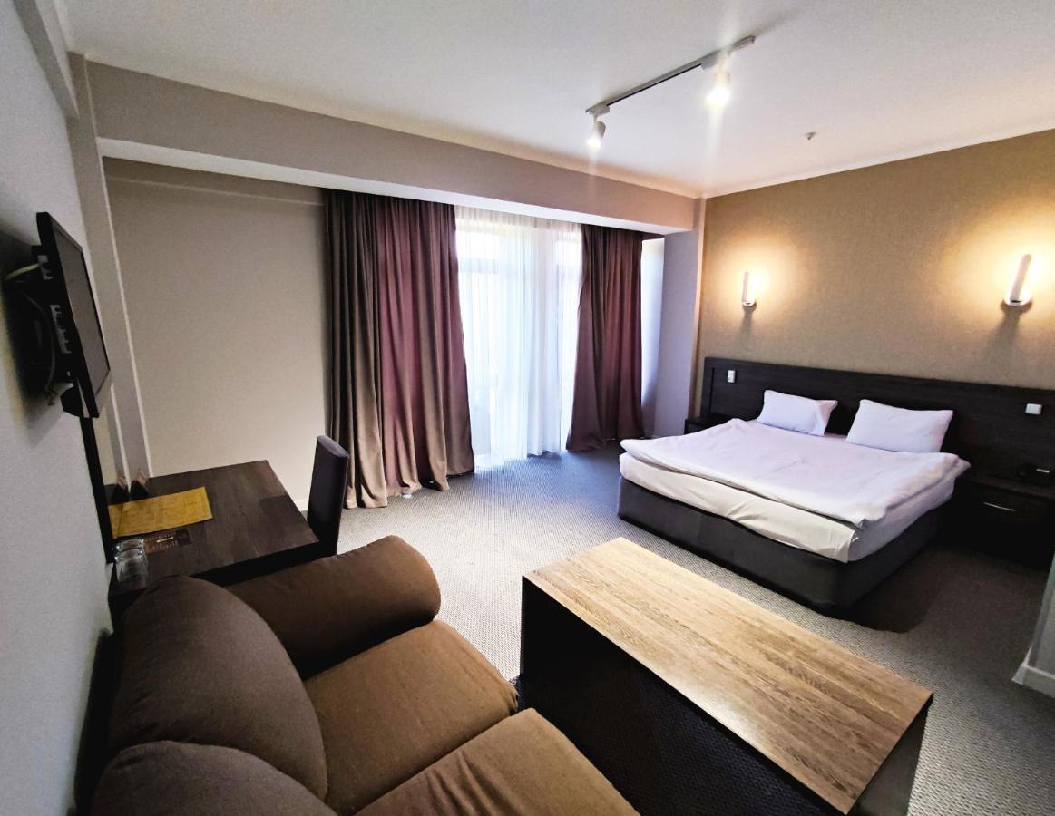 Golden Palace Hotel Ałma Ata Zewnętrze zdjęcie