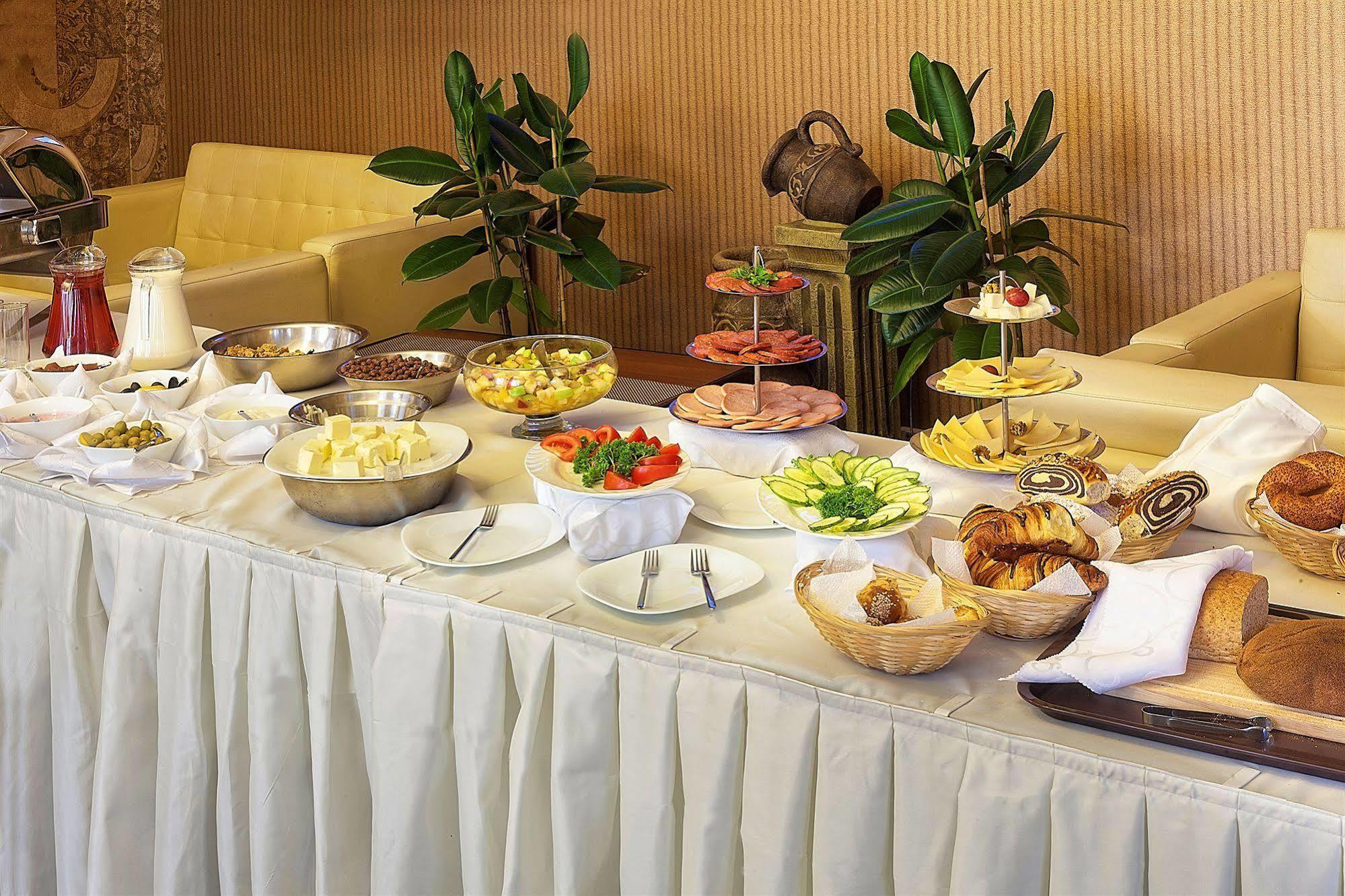 Golden Palace Hotel Ałma Ata Zewnętrze zdjęcie