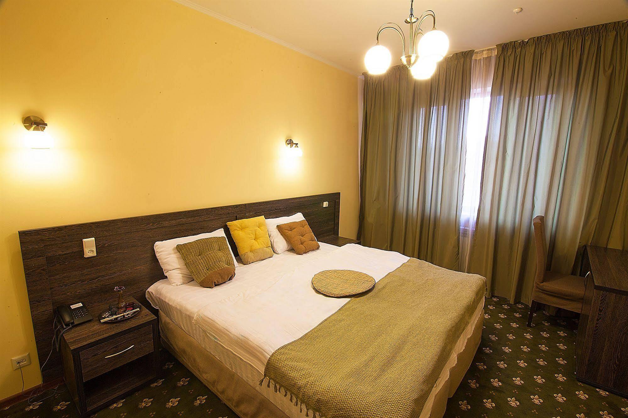 Golden Palace Hotel Ałma Ata Zewnętrze zdjęcie